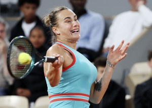 女子シングルス１回戦でプレーするアリーナ・サバレンカ＝パリ（共同）