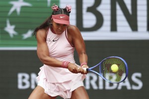 女子シングルス１回戦でプレーする大坂なおみ＝パリ（共同）