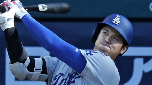 ガーディアンズ戦の1回、2試合連続の先頭打者本塁打となる19号を放つドジャース・大谷＝クリーブランド（共同）