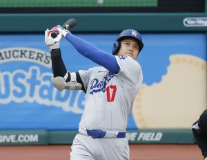 ガーディアンズ戦の４回、３試合連続本塁打となる２０号２ランを放つドジャース・大谷。５年連続でシーズン２０本塁打をマークした＝クリーブランド（共同）