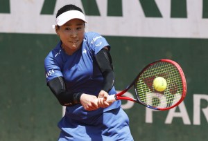 女子シングルス２回戦でプレーする日比野菜緒＝パリ（共同）