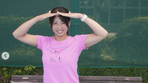 「足がめっちゃ綺麗」「珍しい」園田彩乃のピンクウェア＆短パン姿にファン歓喜