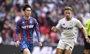 アストンビラ戦の前半、攻め込むクリスタルパレスの鎌田（左）＝ロンドン（共同）