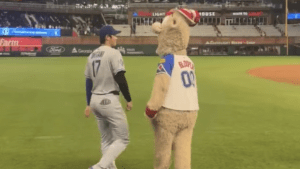 「着ぐるみなのに中々速い」大谷翔平、敵軍マスコットとの“勝負”にファン驚き