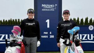 岩井明愛・千怜姉妹　お揃いのバッグとのツーショットにファン沸く「ツインズサイコー」「姉妹での優勝争い観たいて！」