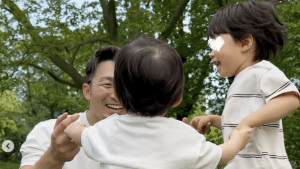 カブス・鈴木誠也　笑顔の家族団らんにファンほっこり「何て可愛いんでしょう」「パパも加わると三兄弟」