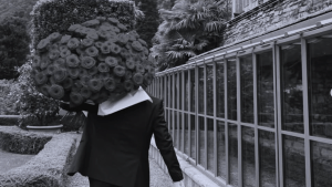 堂安律、ウエディングフォトで巨大な花束かつぐ姿に反響「旦那様ステキ」「Wonderful bride」