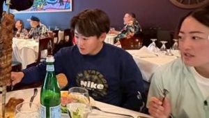 「肉すごいね」「絵になる」 岩井姉妹、シュラスコを楽しむオフショットに反響