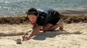 岩井千怜、メキシコの砂浜でビリヤード？　はしゃぐ姿に「完成度が高すぎ」「楽しそう！」