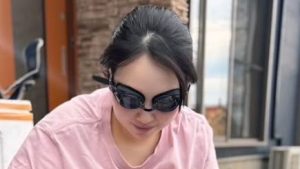 「カッコイイ」「サングラスかと思ったら…」小祝さくら、まさかの姿で貝を焼く姿に反響