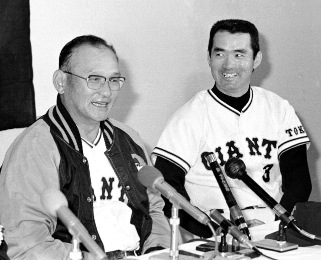 後継長嶋氏とともに会見 巨人の川上監督が引退