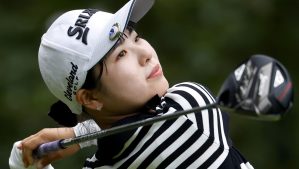 第2日、12番でティーショットを放つ尾関彩美悠。通算9アンダーで3位＝東名CC