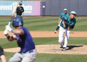 投球する藤浪 米大リーグ・藤浪 　レンジャーズ戦の９回に登板し、１回を無安打無失点だったマリナーズとマイナー契約の藤浪＝ピオリア（共同）