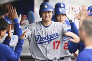 ガーディアンズ戦の４回、２０号２ランを放ちベンチで喜ぶドジャース・大谷＝クリーブランド（ゲッティ＝共同）