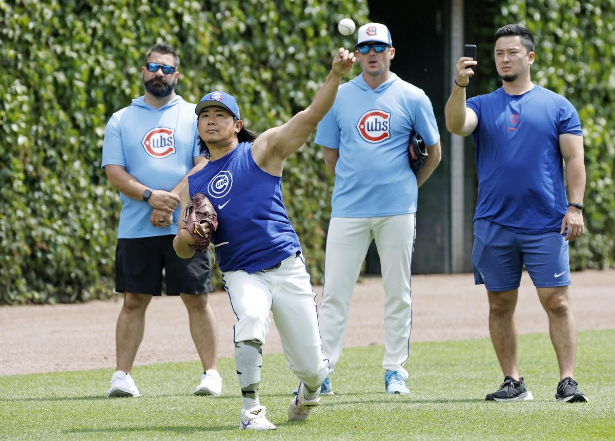 投手コーチらが見守る中、キャッチボールするカブス・今永＝シカゴ（共同）