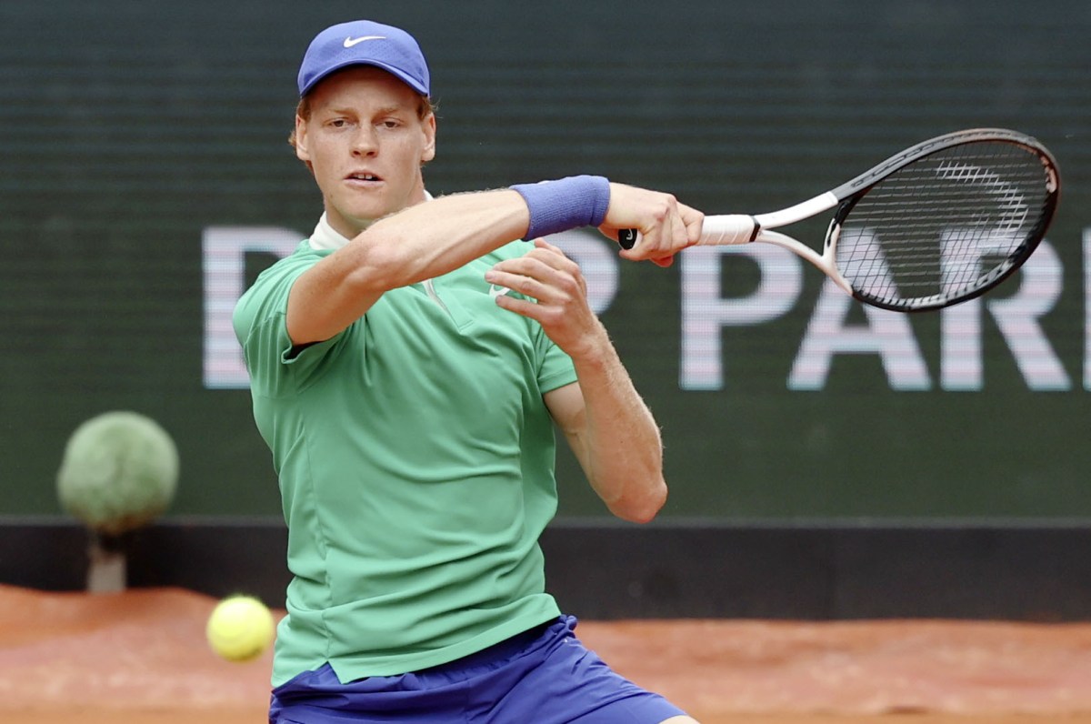 男子シングルス３回戦でプレーするヤニク・シナー＝パリ（共同）