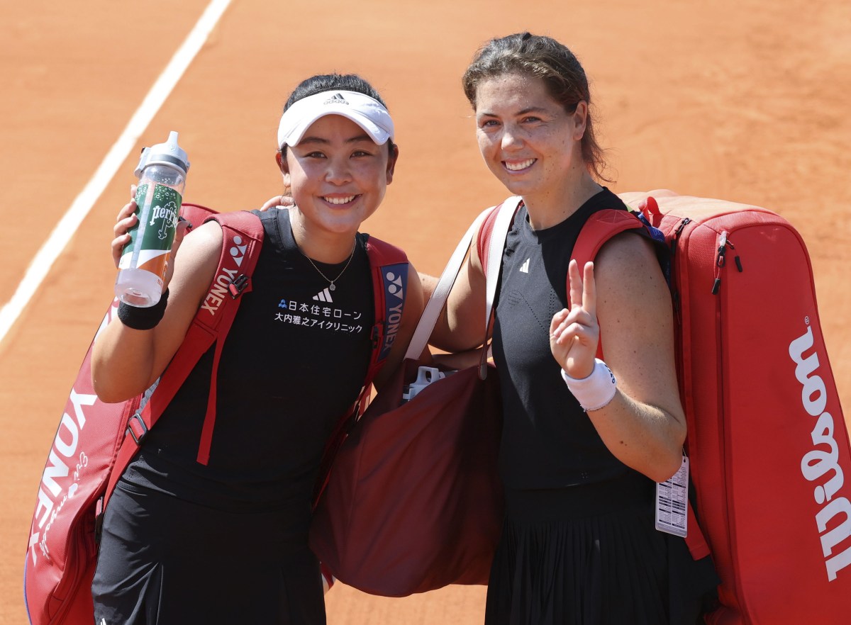 女子ダブルス３回戦に勝利した穂積絵莉（左）、ウリケ・アイケリ組＝パリ（共同）