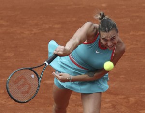 女子シングルス４回戦でプレーするアリーナ・サバレンカ＝パリ（共同）