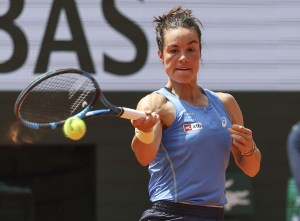 女子シングルス４回戦でプレーするロイス・ボワソン＝パリ（共同）