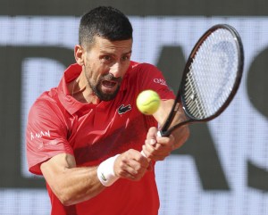 男子シングルス４回戦でプレーするノバク・ジョコビッチ＝パリ（共同）