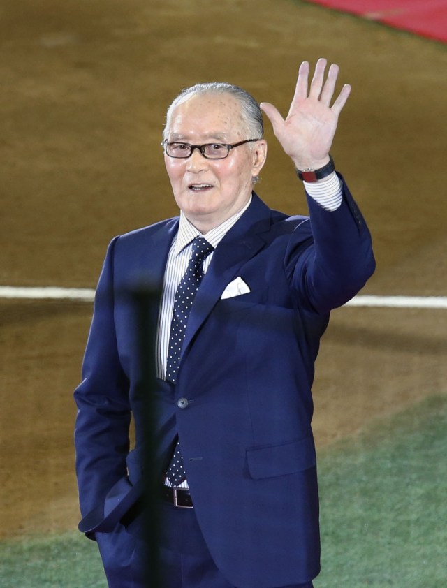 手を振る長嶋茂雄さん