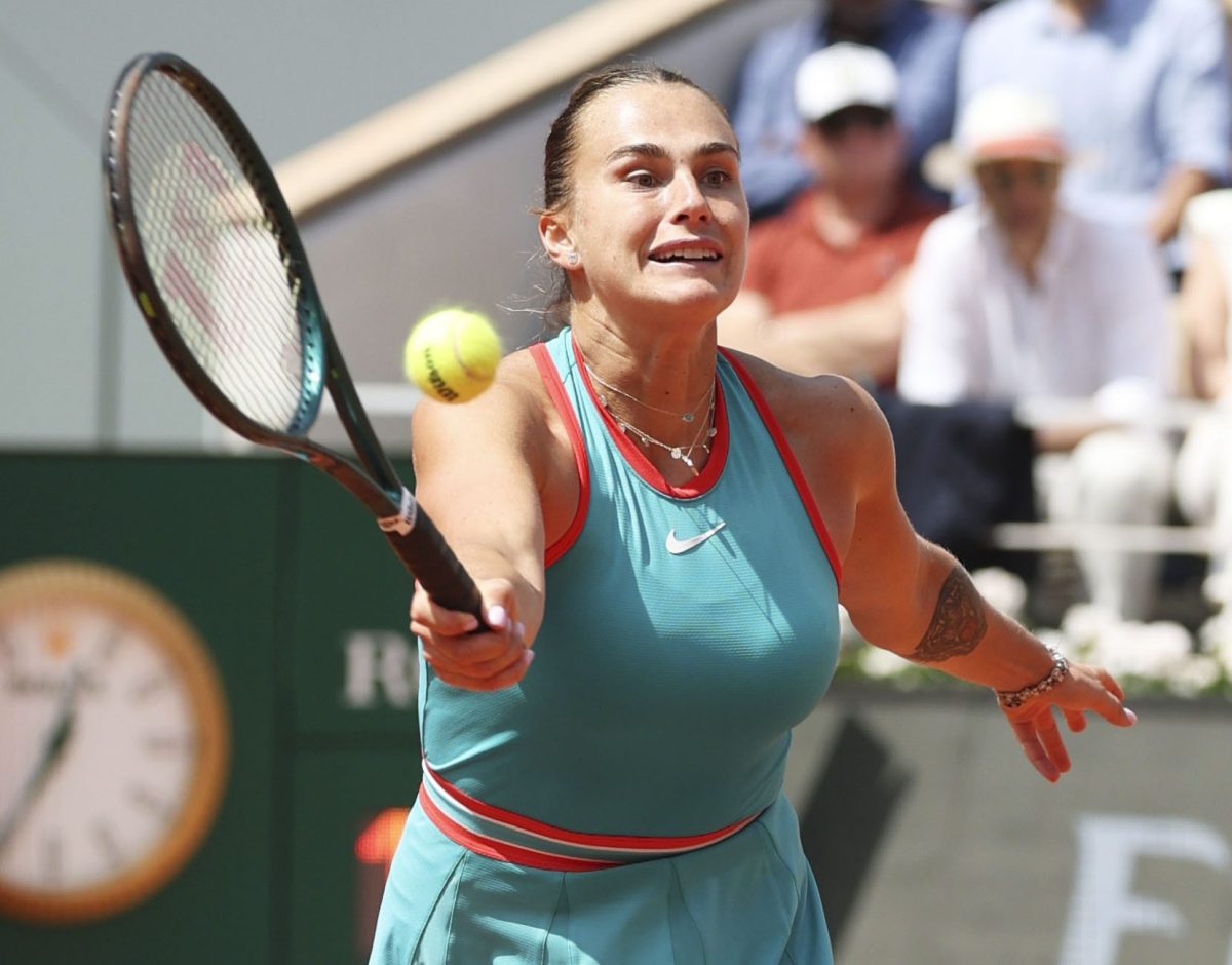 女子シングルス準々決勝でプレーするアリーナ・サバレンカ＝パリ（共同）