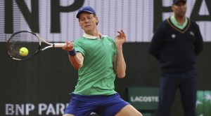 男子シングルス準決勝でプレーするヤニク・シナー＝パリ（共同）