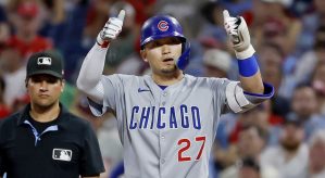 フィリーズ戦の８回、左前に適時打を放ち、ポーズをとるカブス・鈴木＝フィラデルフィア（共同）