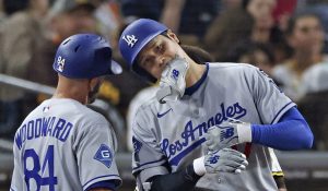 パドレス戦の５回、右前打を放ち出塁したドジャース・大谷＝サンディエゴ（共同）