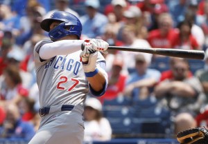 フィリーズ戦の１回、遊撃内野安打を放つカブス・鈴木＝フィラデルフィア（共同）