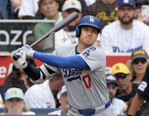 パドレス戦の９回、三塁打を放つドジャース・大谷＝サンディエゴ（共同）