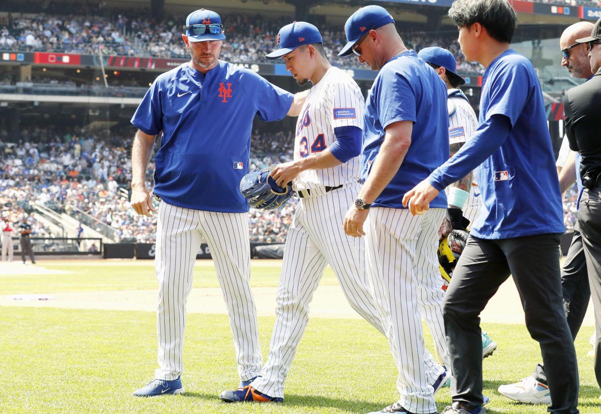 ナショナルズ戦の６回に守備で右脚を痛め、ベンチに戻るメッツ先発の千賀（３４）。そのまま降板した＝ニューヨーク（ゲッティ＝共同）