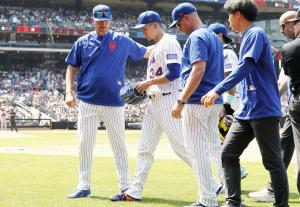 ナショナルズ戦の６回に守備で右脚を痛め、ベンチに戻るメッツ先発の千賀（３４）。そのまま降板した＝ニューヨーク（ゲッティ＝共同）