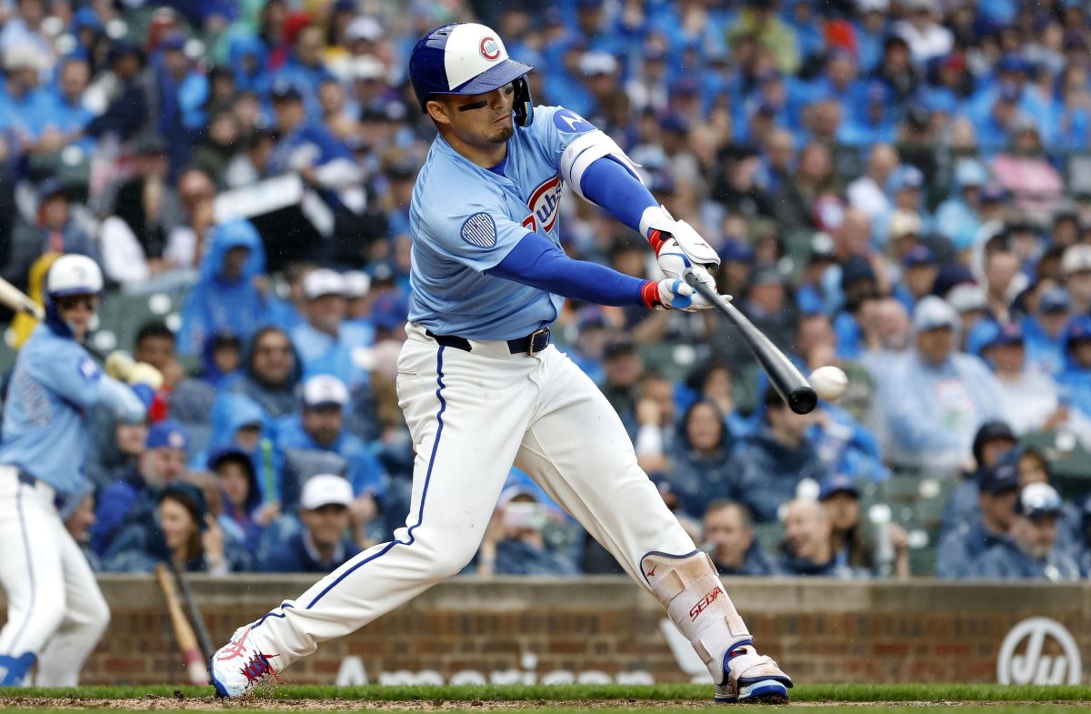 パイレーツ戦の６回、左前打を放つカブス・鈴木＝シカゴ（共同）