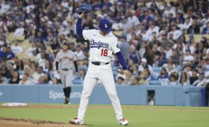 ジャイアンツ戦の３回、シュミットに満塁本塁打を浴び悔しがるドジャース・山本＝ロサンゼルス（共同）