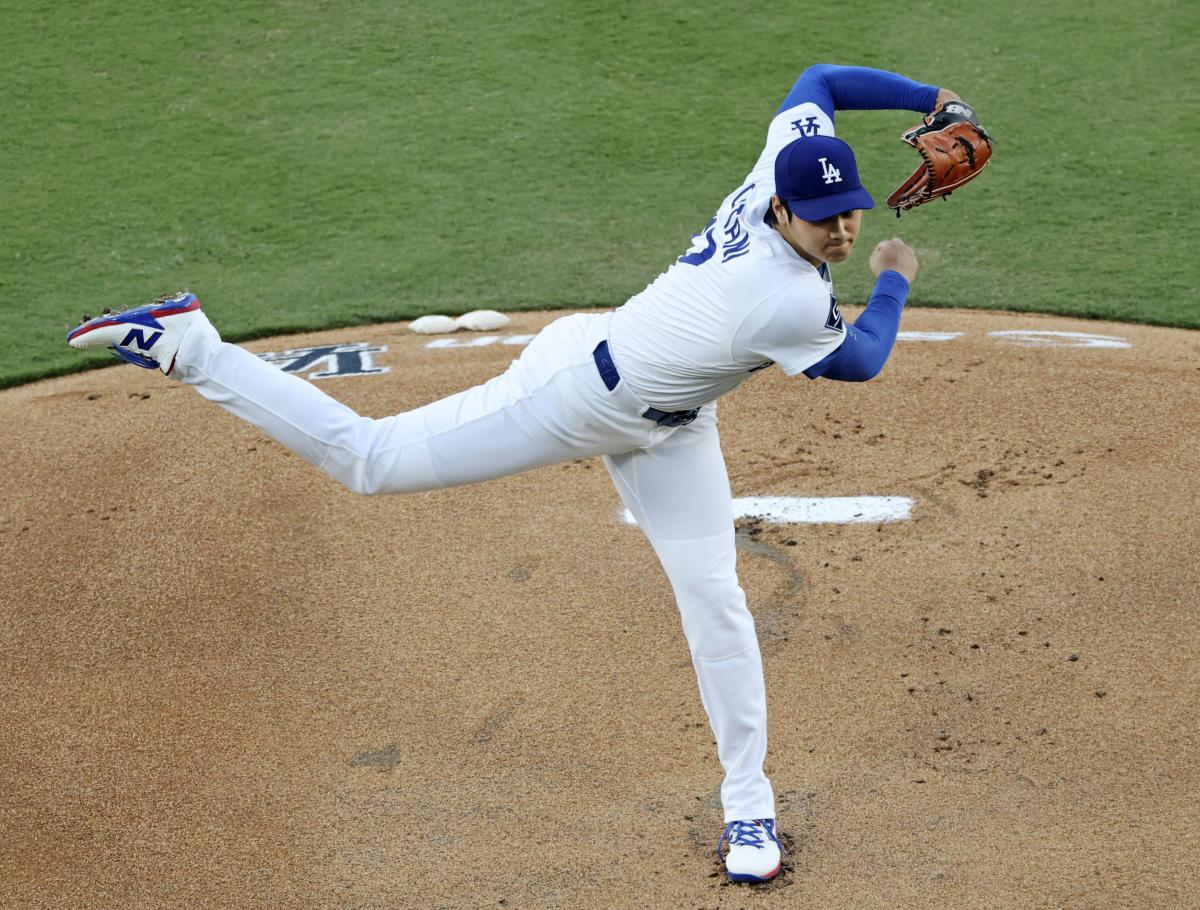 パドレス戦のマウンドに上がり、第１球を投じるドジャース・大谷＝ロサンゼルス（共同）