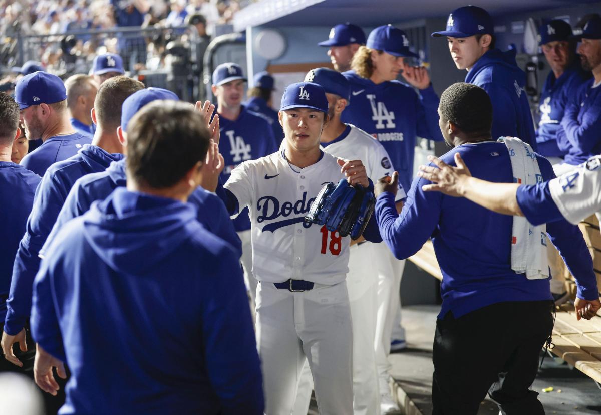パドレス戦の７回途中、降板しベンチで迎えられるドジャース・山本＝ロサンゼルス（共同）
