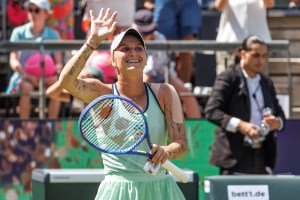 22 June 2025, Berlin: Tennis, WTA Tour, Singles, Final, Vondrousova (Czech Republic) - Wang (China), Steffi Graf Stadium: Marketa Vondrousova wins the final and thanks the fans. Photo: Andreas Gora/dpa、クレジット：ＤＰＡ／共同通信イメージズ