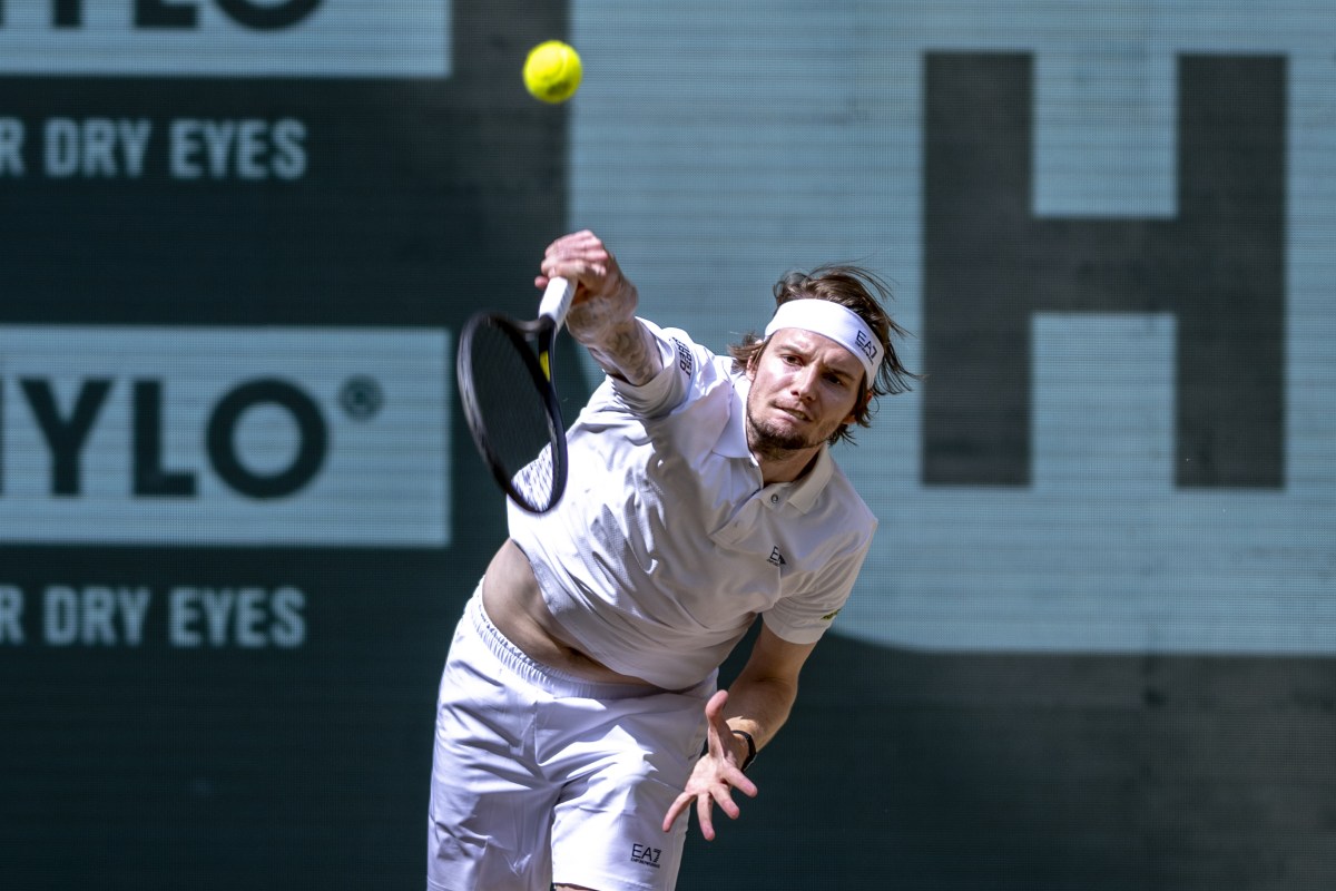 dpatop - 22 June 2025, North Rhine-Westphalia, Halle (westfalen): Tennis, ATP Tour, Singles, Final, Bublik (Kazakhstan) - Medvedev (Russia): Alexander Bublik serves. Photo: David Inderlied/dpa、クレジット：ＤＰＡ／共同通信イメージズ