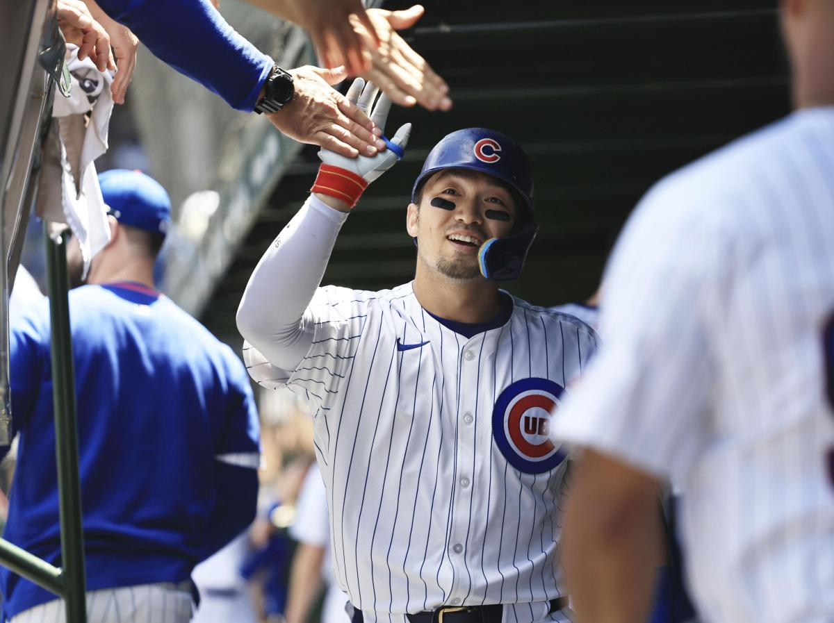 マリナーズ戦の１回、１９号ソロを放ち、迎えられるカブス・鈴木＝シカゴ（ゲッティ＝共同）