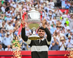 JJune 22, 2025, Bristol, England, United Kingdom: 22nd June 2025; HSBC Championships, Queens Club, West Kensington, London, England: HSBC Mens Championships Queens Club, Day 7; Carlos Alcaraz (ESP) celebrates winning the final against Jiri Lehecka (CZE) and poses with the Queen‘s Cup Gentlemen‘s Open Singles trophy (Credit Image: © Godfrey Pitt/Action Plus Sports via ZUMA Press Wire)、クレジット：©Ｇｏｄｆｒｅｙ　Ｐｉｔｔ／ＡＰＳ　ｖｉａ　ＺＵＭＡ　Ｐｒｅｓｓ　Ｗｉｒｅ／共同通信イメージズ