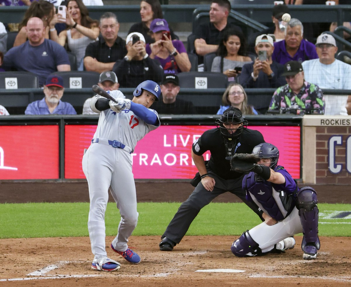 ロッキーズ戦の６回、２７号２ランを放つドジャース・大谷。日米通算３００号に到達した＝デンバー（共同）