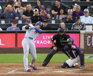 ロッキーズ戦の６回、２７号２ランを放つドジャース・大谷。日米通算３００号に到達した＝デンバー（共同）