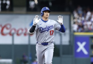 ロッキーズ戦の６回、２７号２ランを放ち塁を回るドジャース・大谷。日米通算３００号に到達した＝デンバー（共同）
