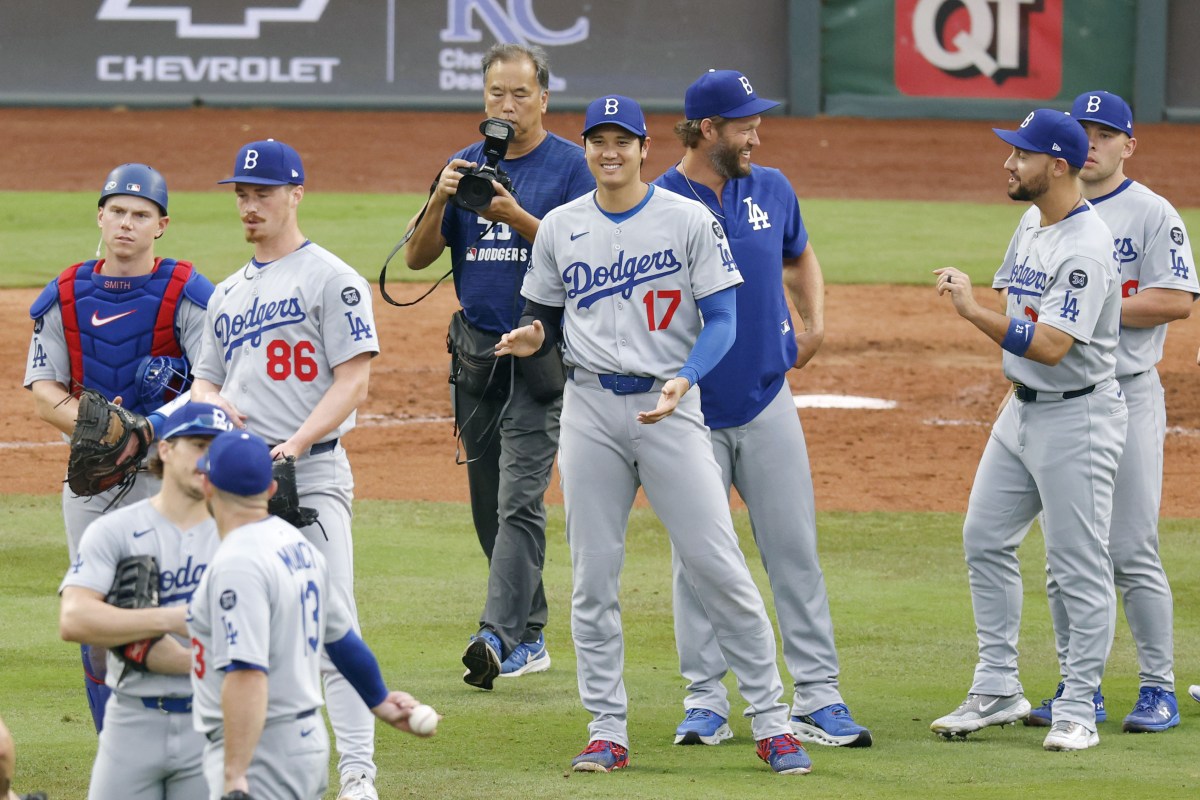 ロイヤルズに勝利し、笑顔を見せるドジャース・大谷（１７）＝カンザスシティー（共同）