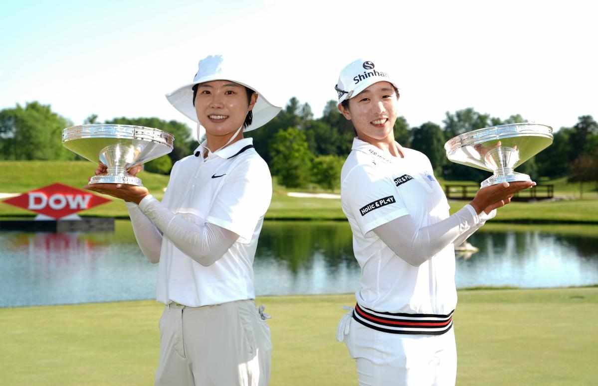 プレーオフを制し優勝した任津希（右）、イ・ソミ組＝ミッドランドＣＣ（共同）