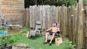 「かっこいいわー！」「リラックスタイム」浅野拓磨、大自然の中で“ととのう”オフショットに反響