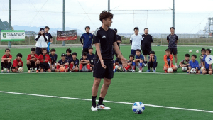 「一生の思い出」「貴重な経験」佐野航大が総勢275名の地元サッカーキッズからパワーもらう！