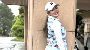 「本当美脚」「笑顔が100点」桑木志帆、爽やかシースルーのウェアをアピール