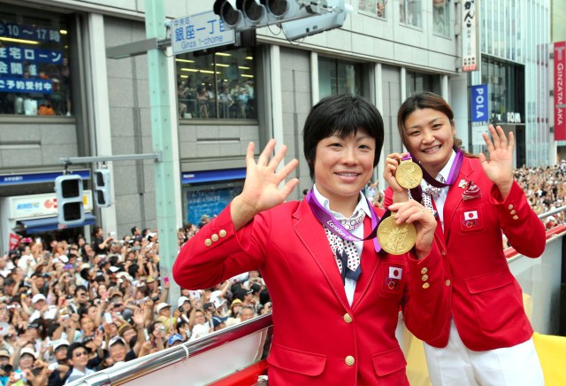 メダル掲げる小原と伊調 メダリストが銀座パレード